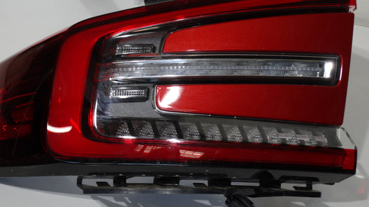 C40 Recharge left side brake and tail light upper and lower volvo 32365670 32365666