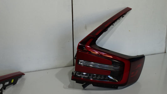 C40 Recharge right side brake and tail light upper and lower volvo 32365667 32365671